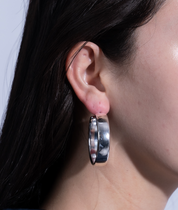 軽量ピアスぷっくりフープ